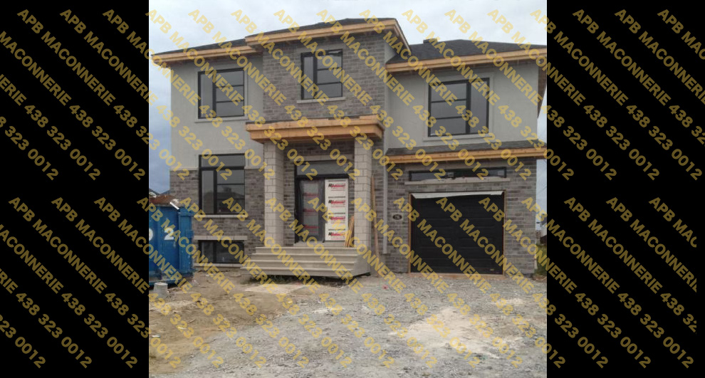 Pose de blocs architecturaux - Projet de pose de blocs architecturaux et brique Permacon Travaux effectues sur une construction neuve a Beloeil