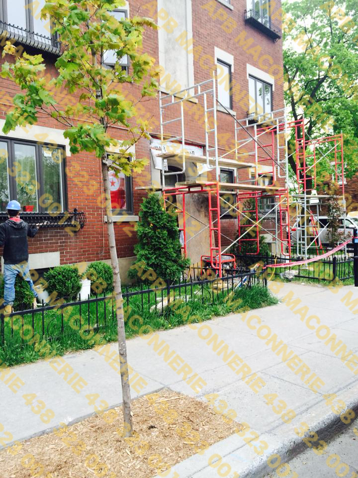 Projet de maconnerie reparation residentielle - Installation de nouveaux linteaux architecturaux et reparation de joints de brique Travaux de maconnerie effectues a Montreal dans l arrondissement St Leonard