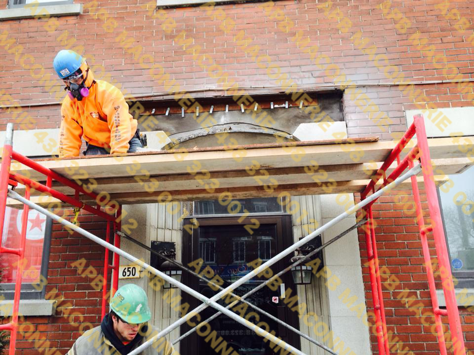 Projet de maconnerie reparation residentielle - Installation de nouveaux linteaux architecturaux et reparation de joints de brique Travaux de maconnerie effectues a Montreal dans l arrondissement St Leonard