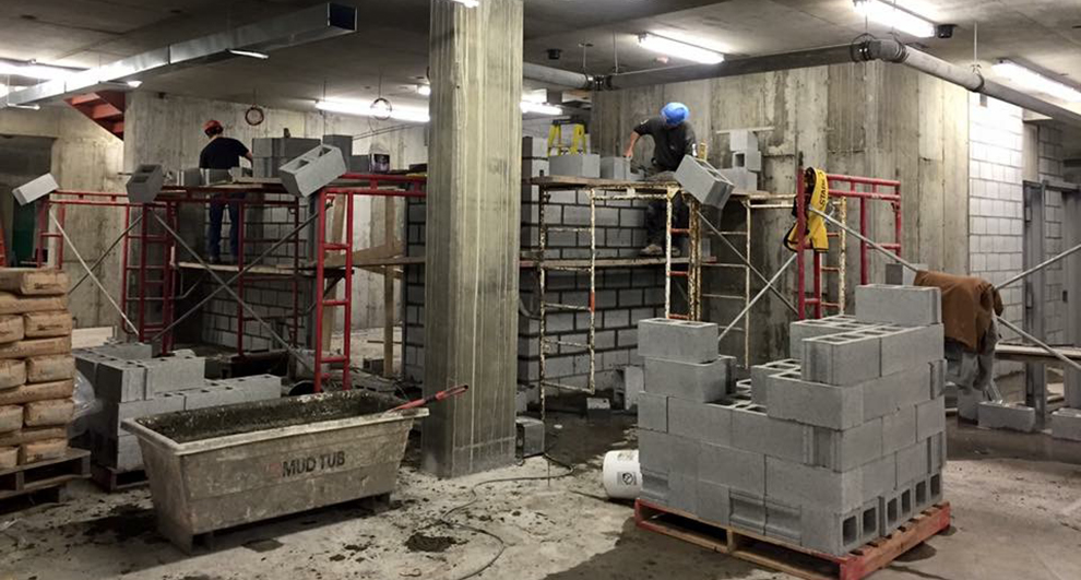 Projet de briquetage maconnerie: Pose de blocs de beton - Pose de blocs de béton pour chambre électrique et division des lockers ou rangements à Ville Saint-Laurent Montréal.