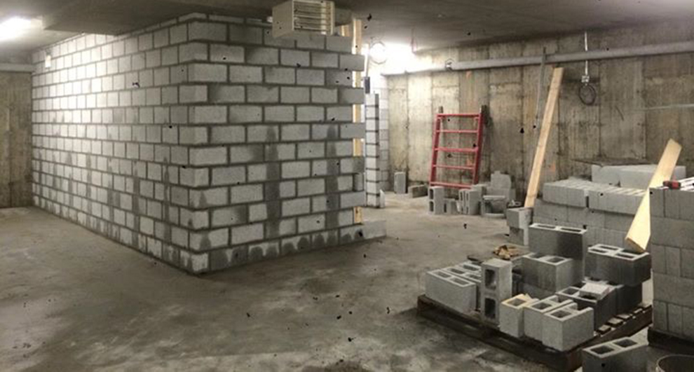 Projet de briquetage maconnerie: Pose de blocs de beton - Pose de blocs de béton pour chambre électrique et division des lockers ou rangements à Ville Saint-Laurent Montréal.