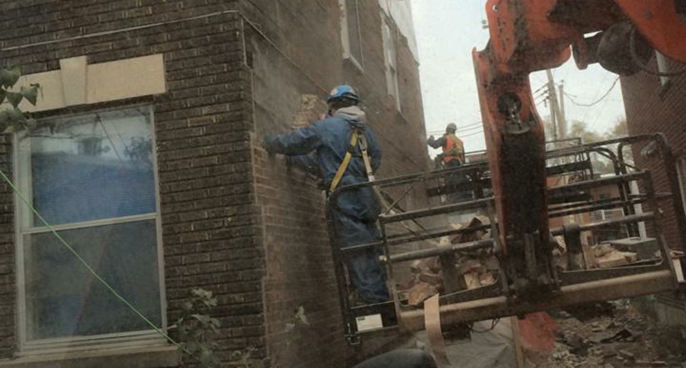 Projet de demolition de briques endommagees a Montreal - Démolition de la maçonnerie et briques endommagées.