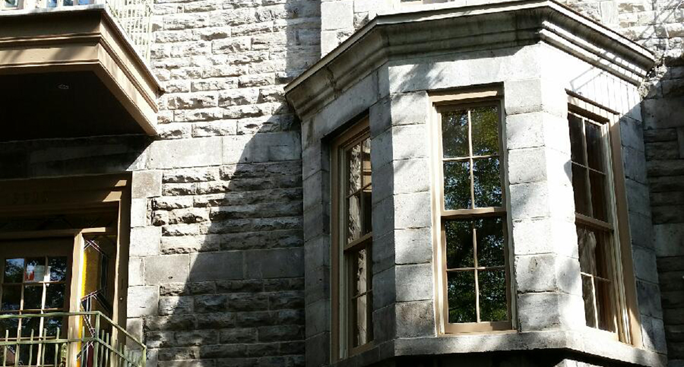 Restauration complete de brique et maconnerie - Projet de restauration complète d'un mur massif de pierres St-Marc. Travaux effectués à Montréal.