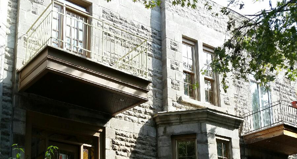 Restauration complete de brique et maconnerie - Projet de restauration complète d'un mur massif de pierres St-Marc. Travaux effectués à Montréal.