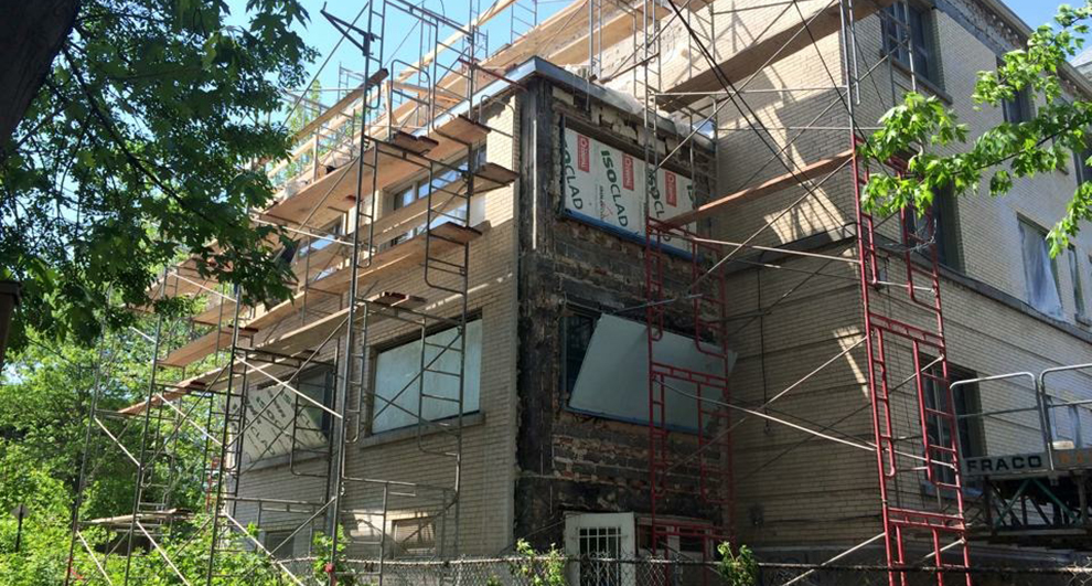Projet de restauration de murs de briques et membranes solins - Réparation de ventre de boeuf dans la brique et remplacement des membranes solins causé par plusieurs infiltrations d'eau dans St-Henri à Montréal.