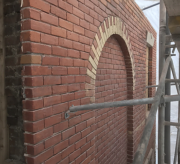 Reparation mur de brique massif a Montreal Saint-Henri - Réparation de ventre de boeuf, brique éclatée, demantèlement mur de brique et reconstruction comme à l'origine, pose arche de porte et fenêtre en brique