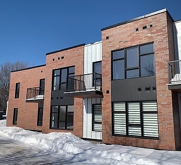 Reparation de mur de brique sur la rive sud de Montreal - Travaux de réparation de mur de brique à Longueuil sur la rive-sud de Montréal.