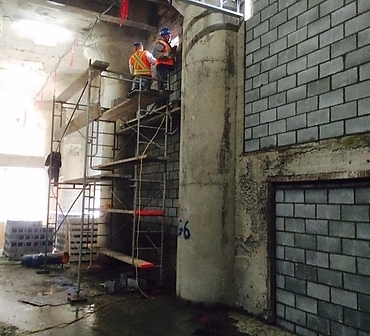 Pose de blocs de beton a Montreal Hochelaga - Fermeture des ouvertures dans les anciens murs de béton. Travaux de maçonnerie effectués au vieux Port de Montréal.
