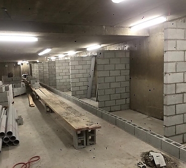 Construction mur de blocs en beton a Montreal - Installation de blocs de ciment pour locker ou rangement au sous-sol d'une tour d'habitation