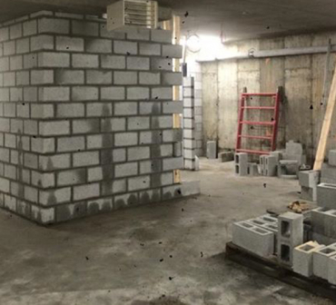 Pose de blocs de beton Montreal - Travaux d'installation de blocs de béton pour rangement dans un sous-sol d'immeuble locatif à Montréal