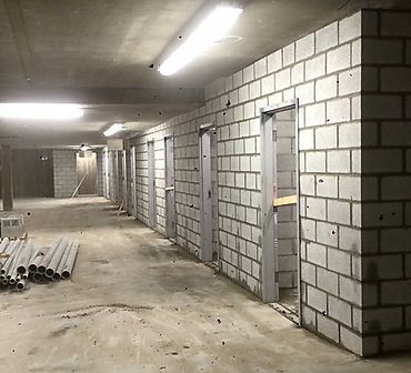 Projet de briquetage maconnerie Pose de blocs de beton - Pose de blocs de béton pour chambre électrique et division des lockers ou rangements à Ville Saint-Laurent Montréal.