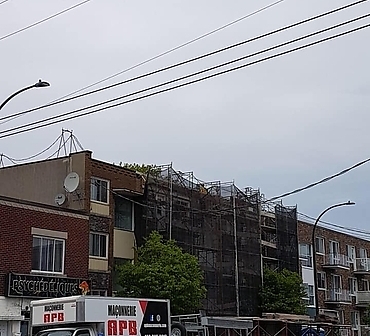 Reconstruction mur de brique a Villeray Montreal - Démolition et reconstruction complète du mur de brique. Réparation de plusieurs ventres de boeuf, infiltration d'eau et briques éclatées