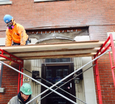 Reparation de linteau fendu a Montreal - Travaux de restauration de la maçonnerie, remplacement de linteau en béton à Montréal