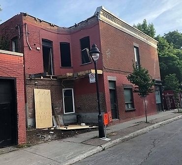 Demolition de mur massif en maconnerie - Projet de démolition d'un mur massif en brique et maçonnerie sur la rive-sud de Montréal.