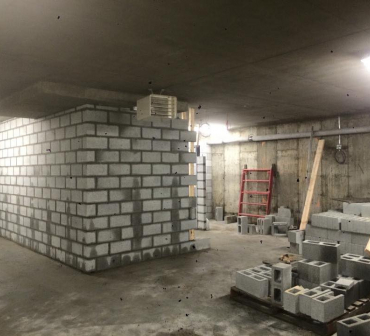 Pose de blocs de ciment coupe-feu a Montreal - Construction d'une salle électrique en blocs de ciment coupe-feu. Travaux de maçonnerie effectués à Montréal